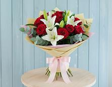 Букет цветов из:  Лилии и Розы в Шестаково