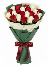 Букет Микс из красных и белых роз в Шестаково