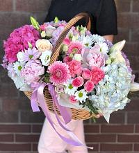 Композиция солнечный день в Шестаково Цветочная композиция из Розы, Хризантемы, Пионы и Лизиантусы в корзине в Шестаково
