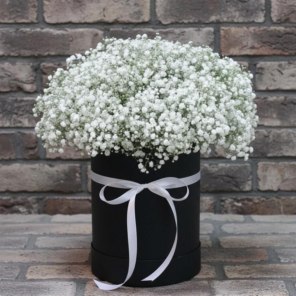 Цветочная композиция из Гипсофила в шляпной коробке в Шестаково