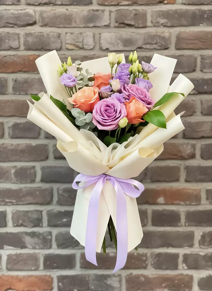 Букет цветов из: Лизиантусы и Розы в Шестаково