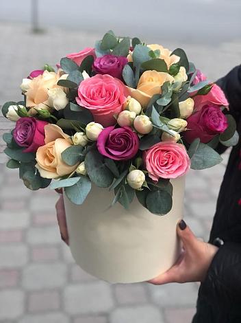 Цветочная композиция из Розы в шляпной коробке в Шестаково