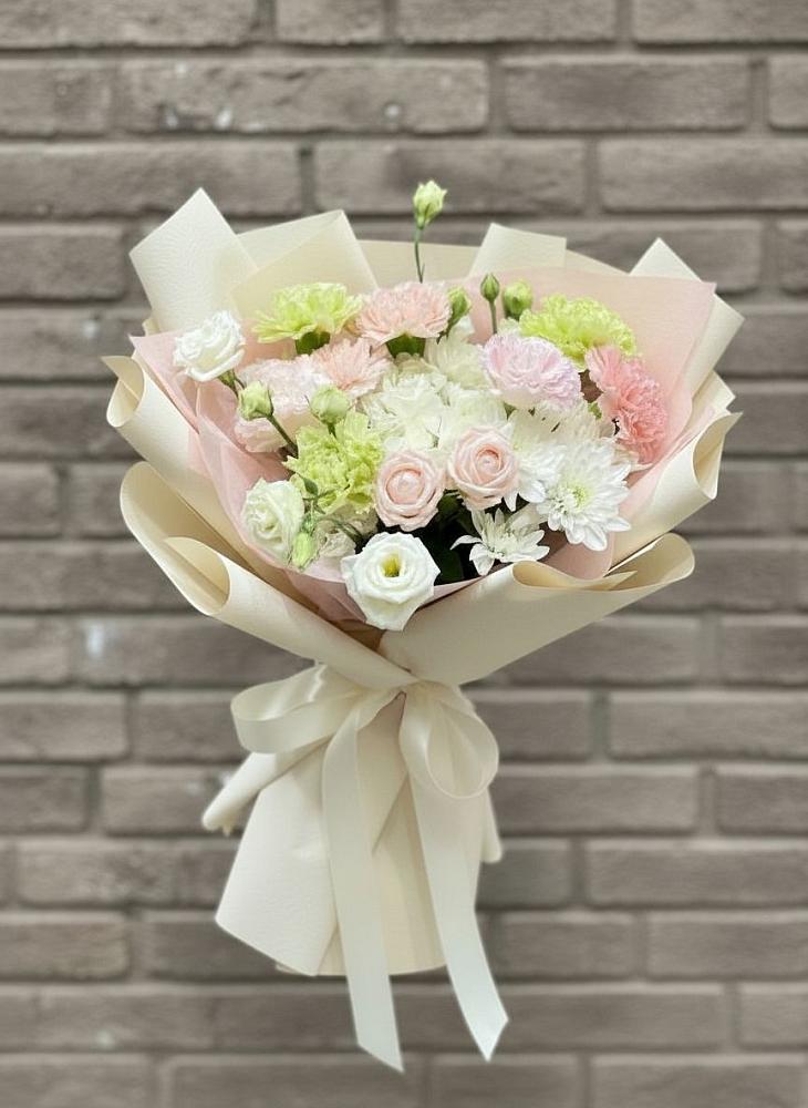 Букет цветов из: Гвоздики, Розы, Лизиантусы и Хризантемы в Шестаково