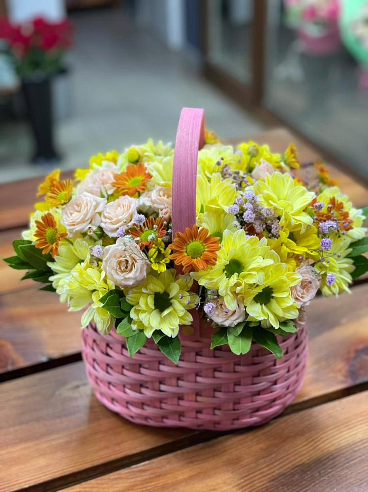 Цветочная композиция из Хризантемы и Розы в корзине в Шестаково