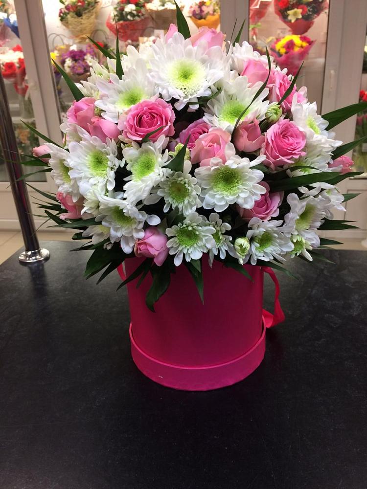 Цветочная композиция из Розы и Хризантемы в шляпной коробке в Шестаково